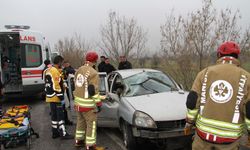 Manisa'da otomobil, refüje ve bariyerlere çarptı; 1 ölü, 1 yaralı
