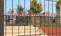 Okul bahçesinin çitinden atlarken bacağına demir saplandı