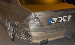 Otomobilin, park halindeki 2 araca çarptığı kaza kamerada