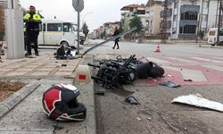 Servis minibüsüyle çarpışan motosikletin sürücüsü ağır yaralandı