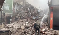 Yıkımına zeminden başlanan 4 katlı binanın en üst katı ayakta kaldı