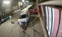 Alkollü sürücünün kullandığı otomobil park halindeki araçlara çarptı; o anlar kamerada