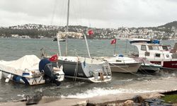 Bodrum'da fırtına; tekne karaya vurdu, feribot seferleri iptal edildi