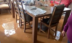 Bodrum'da sağanak; su dolan yolda kalan kamyonetin sürücüsü kepçeyle kurtarıldı