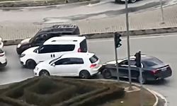 Boşanma aşamasındaki eşini trafikte darbedip, aracına çarptı
