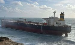 Bozcaada açıklarında karaya oturan tanker, bakım için Yalova'ya götürülüyor