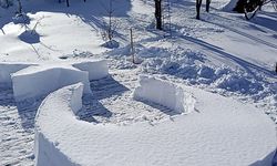 Çatıdaki karla ay- yıldız figürü yapıp bayrağa saldırıya tepki gösterdi