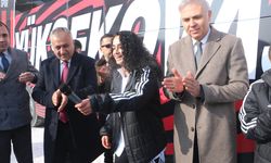 Cumhurbaşkanı Erdoğan, Yüksekovaspor Kadın Futbol Takımı'na otobüs hediye etti