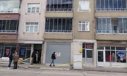 Darbedilen kişi, apartman girişinde ölü bulundu
