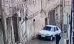 Duvar, park halindeki otomobilin üzerine devrildi