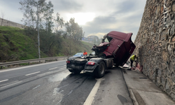 Duvara çarpan TIR'ın şoförü ağır yaralandı