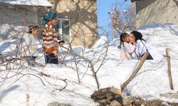 Ebe Aysel, 1,5 metre karda yürüyerek sağlık hizmeti veriyor