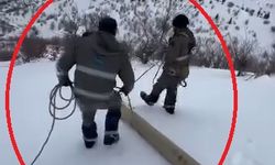 Eğimli arazide işçiler, karda kayan direkle birlikte sürüklendi; o anlar kamerada