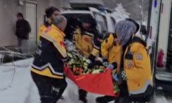 Ekipler, yolu kardan kapanan köydeki hastayı hastaneye ulaştırdı