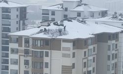 Elazığ'da 10 katlı binanın çatısında tehlikeli kar temizliği