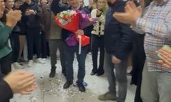 Emekliye ayrılan öğretmeni, 'Hatıran Yeter' şarkısıyla uğurladılar