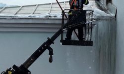 Erzurum'da dev buz sarkıtları itfaiye ekibi tarafından kırıldı