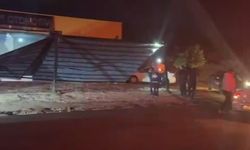 Fırtına, iş yerinin sundurmasını söktü