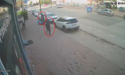 Fırtınada düşen tabelanın altında kalmaktan son anda kurtuldu