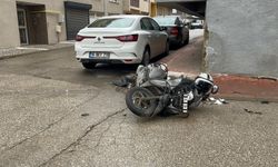 Hafif ticari araç ile çarpışan motosikletin sürücüsü yaralandı; kaza anı kamerada