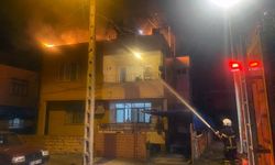 Hatay'da iki katlı evin terasında yangın