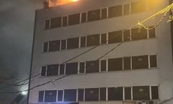 İstanbul - Kağıthane'de 4 katlı binanın çatısı alev alev yandı