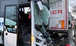 İstanbul- Kurtköy'de midibüs park halindeki TIR'a çarptı; 13 yaralı