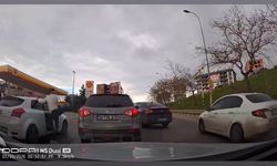 İstanbul- Pendik'te yol verme kavgasında araca defalarca tekme attı; kavga kamerada