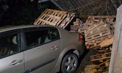 İstanbul - Sultanbeyli'de istinat duvarı ikinci kez çöktü; park halindeki otomobilde hasar oluştu