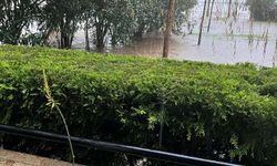 İzmir'de sağanak su baskınlarına neden oldu