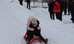 Jandarma pist hazırladı, Sevgi Evleri'nde kalan çocuklar kızakla kaydı