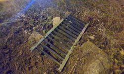 Kamyonet çalılık alana uçtu; çarptığı bariyerler 2 otomobilin üzerine düştü