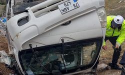 Kamyonet şarampole devrildi: 2 yaralı