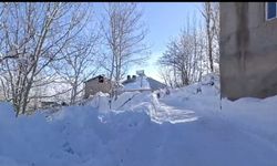 Kar kalınlığının 2 metreyi aştığı köyde evlerin çatılarındaki karlar temizlendi