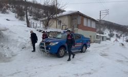 Kar nedeniyle okula gidemeyen öğrencilerin karnelerini jandarma dağıttı