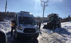 Kardan yolu kapanan mahallede hastalanan kadın, kepçeyle ambulansa taşındı
