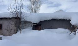 Kerpiç evin çatısı, kar nedeniyle çöktü