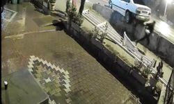 Korkuluğa çarpan otomobilin sürücüsü kaçtı; kaza kamerada