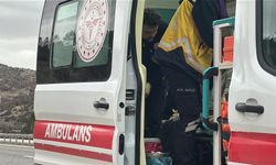 Kütahya'da hafif ticari araç refüjdeki su tahliye kanalına düştü; 2'si çocuk 3 yaralı