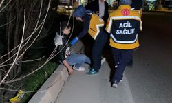 Motosikletle çarpışan otomobil AVM bahçesine savruldu: 2 yaralı