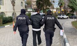 Otobüste 'ters baktınız' deyip, 2 kişinin boynuna bıçak dayayan üniversiteli tutuklandı