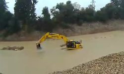 Otomobil çaya düştü, mahsur kalan sürücü kurtarıldı