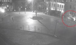 Otomobil tünel çıkışı Valilik binasının duvarına çarptı