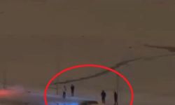 Otomobili ile karlı yolda drift yapan sürücü kamerada