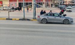 Otomobilin üstüne sinyalizasyon direği devrildi