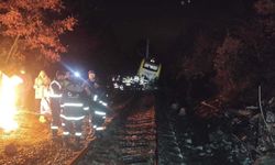 Raydan çıkan trenin lokomotifi, 13 saat sonra yerine oturtuldu, ulaşım normale döndü