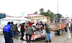 Samsun'da kuvvetli rüzgar, okulun çatısını uçurdu