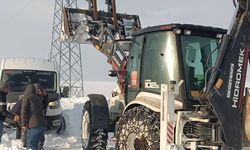 Taşlıçay'da mahsur kalan araçlar kurtarıldı