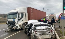 TIR, kırmızı ışıkta bekleyen otomobile çarptı; 3 yaralı