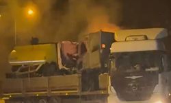 TIR'ın dorsesindeki yanan hurdayı kürekle kar atarak söndürdüler